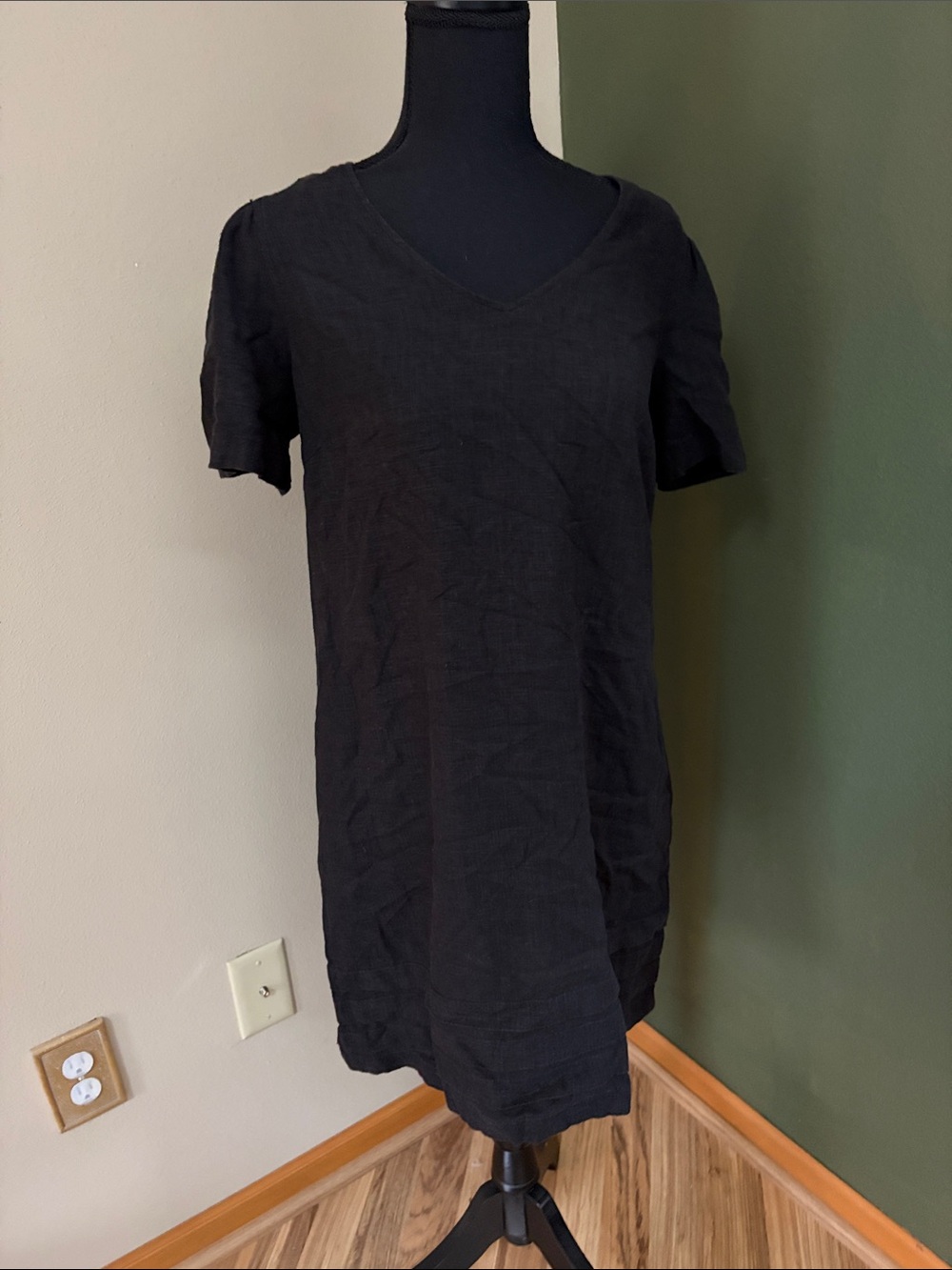 Nichole Miller Black V-Neck Short Sleeve Dress - Classic Everyday Style